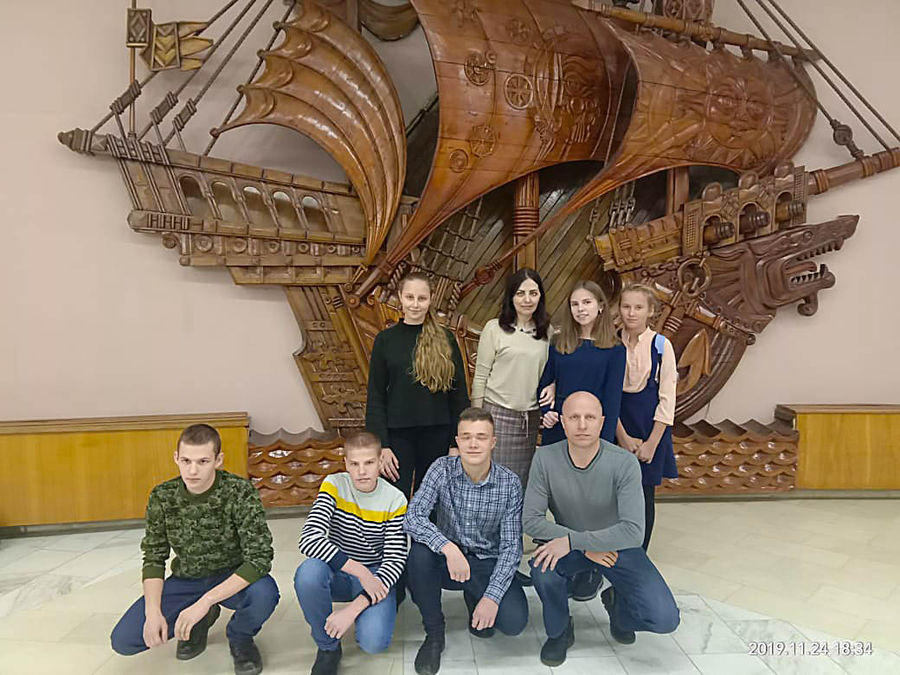 За участие в спортивных соревнованиях «Наследие Героев» команда мировцев посетила театр «Глобус»