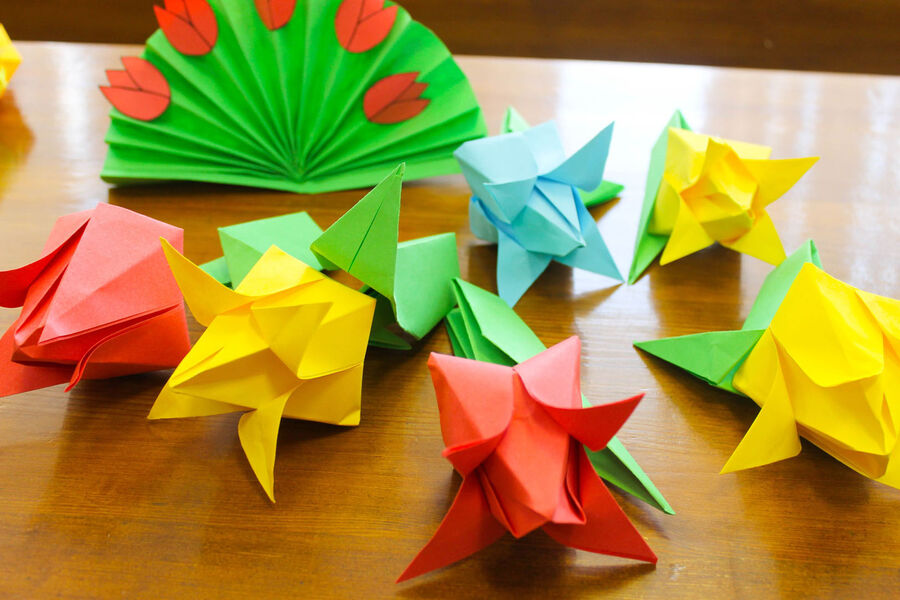 С праздником Весны поздравили очаровательных дам бумажными изделиями из складки оригами